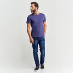 Homem vestindo camiseta masculina azul lisa manga curta | Camisaria Colombo