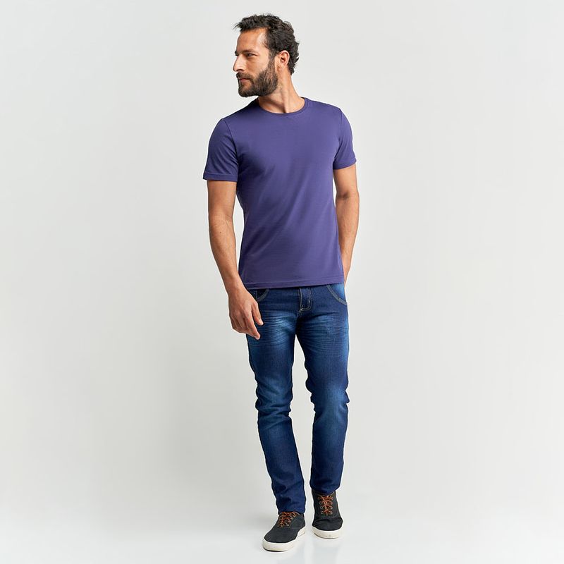 Homem vestindo camiseta masculina azul lisa manga curta | Camisaria Colombo