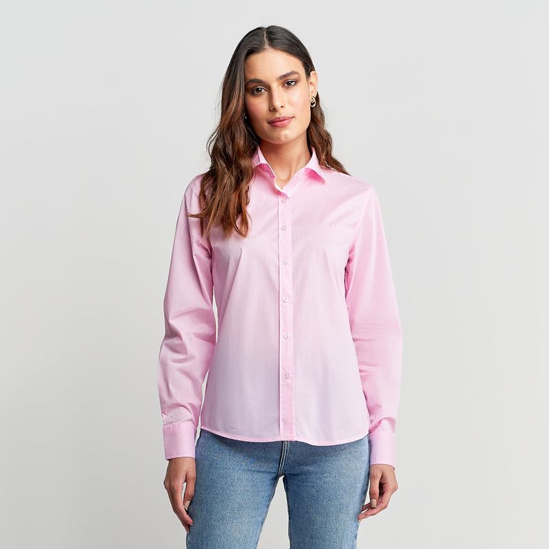 Mulher vestindo camisa feminina rosa listrada e calça jeans | Camisaria Colombo