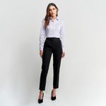Mulher vestindo camisa feminina lilás listrada e calça preta | Camisaria Colombo