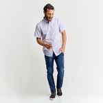Homem vestindo camisa social masculina azul listrada manga curta | Camisaria Colombo