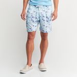 Homem vestindo short masculino azul claro estampado | Camisaria Colombo