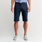 Homem vestindo bermuda masculina de sarja azul marinho e sapato cinza | Camisaria Colombo