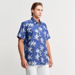 Homem vestindo camisa masculina azul claro estampa coqueiros manga curta | Camisaria Colombo