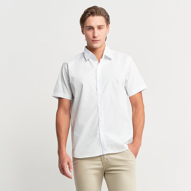 Homem vestindo camisa masculina branca estampada manga curta | Camisaria Colombo