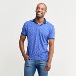 Homem vestindo camisa polo masculina piquet azul  estampada | Camisaria Colombo