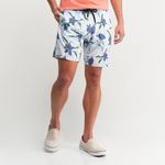 Homem vestindo short masculino azul claro estampado coqueiro | Camisaria Colombo