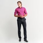 Homem vestindo camisa social masculina vinho manga longa | Camisaria Colombo