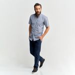 Homem vestindo calça masculina slim de sarja azul | Camisaria Colombo