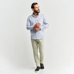 Homem vestindo calça masculina de sarja bege lisa | Camisaria Colombo