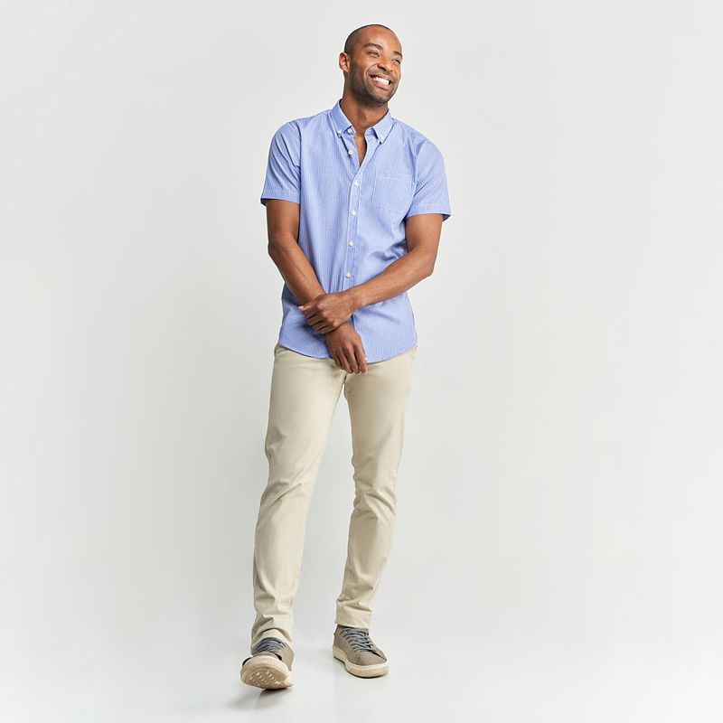 Homem vestindo camisa social masculina azul listrada e calça bege | Camisaria Colombo