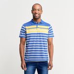 Homem vestindo camisa polo masculina piquet azul listrada e detalhe amarelo | Camisaria Colombo