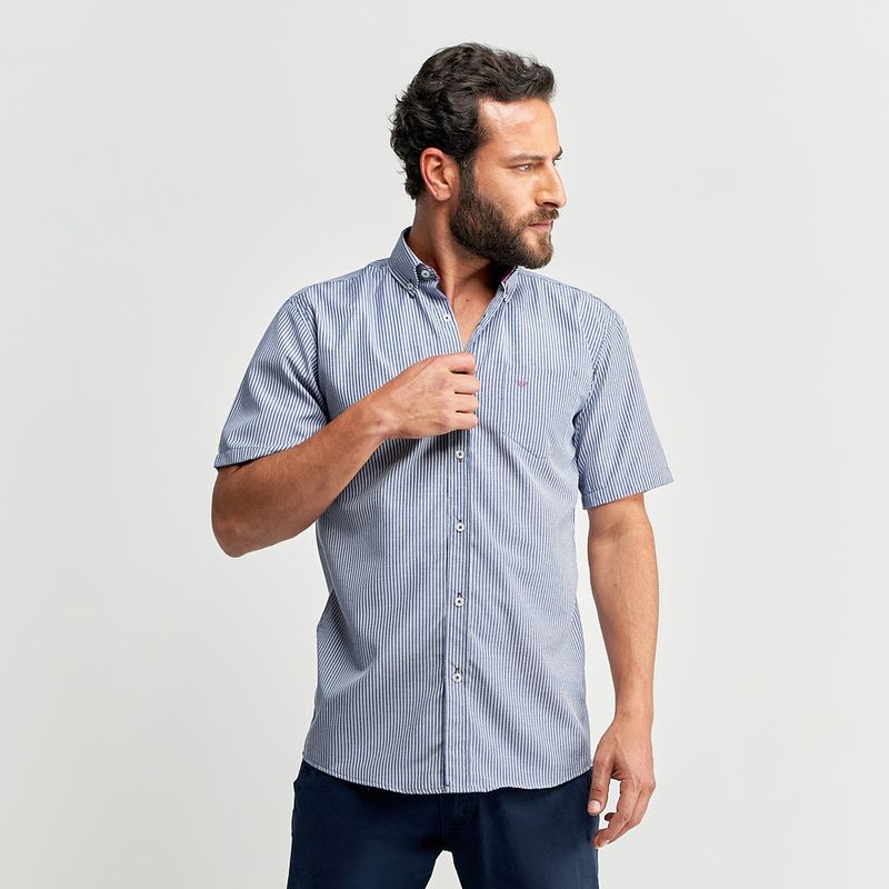 Homem vestindo camisa social masculina azul com bolso listrada manga curta | Camisaria Colombo