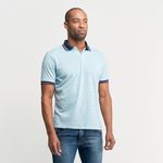 Homem vestindo camisa polo masculina piquet azul clara estampada | Camisaria Colombo