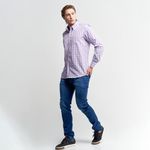 Homem vestindo camisa social masculina lilás xadrez manga longa | Camisaria Colombo