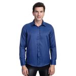 Homem vestindo camisa social masculina azul detalhada manga longa | Camisaria Colombo