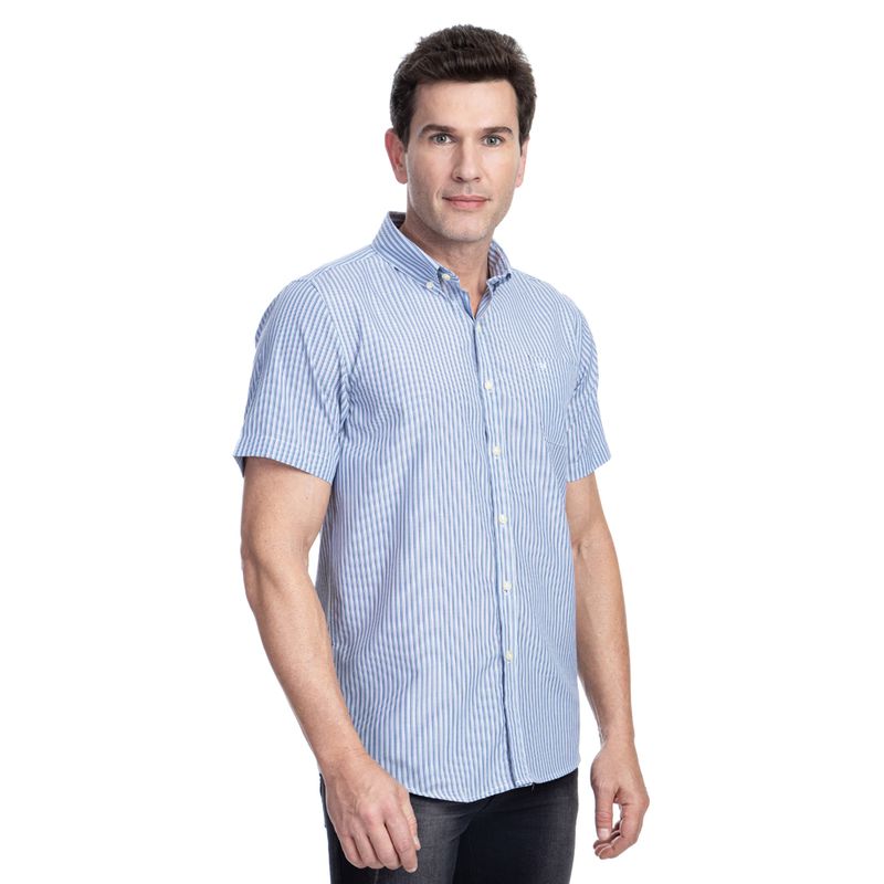 Homem vestindo camisa social masculina azul listrada | Camisaria Colombo