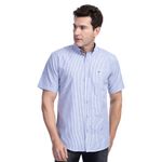 Homem vestindo camisa social masculina azul listrada manga curta | Camisaria Colombo