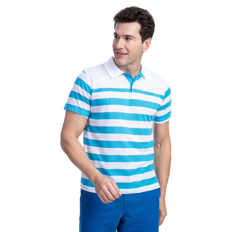 Homem vestindo camisa polo masculina azul e branco listrada | Camisaria Colombo