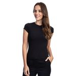 Mulher vestindo camiseta feminina preta lisa | Camisaria Colombo