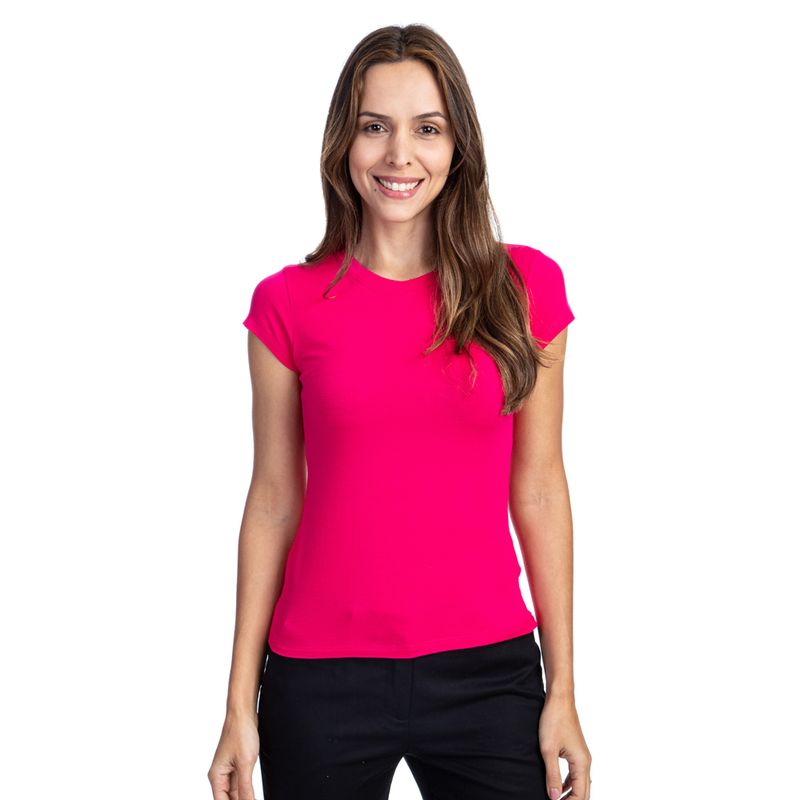 Mulher vestindo camiseta feminina rosa lisa | Camisaria Colombo