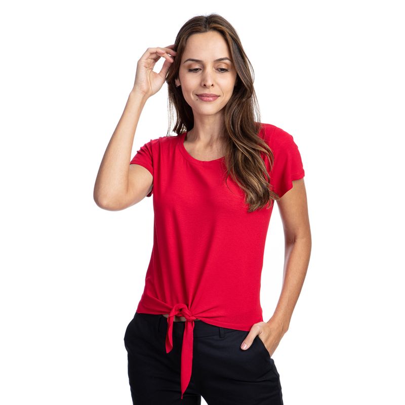 Mulher vestindo blusa feminina nó vermelha manga curta | Camisaria Colombo