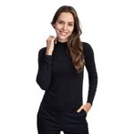 Mulher vestindo blusa feminina gola alta preta manga longa | Camisaria Colombo