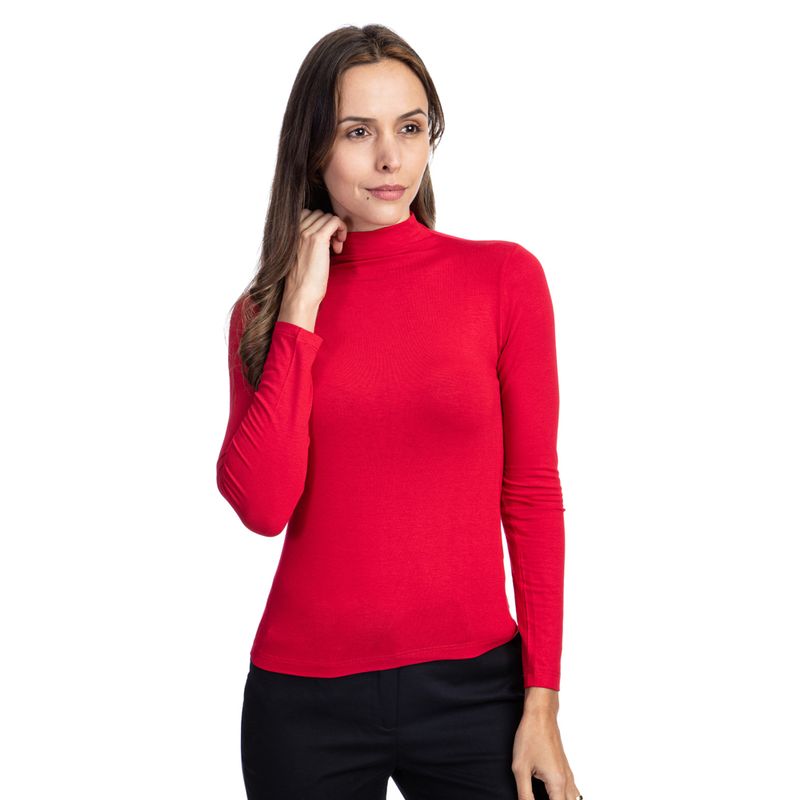 Mulher vestindo blusa feminina vermelha gola alta manga longa | Camisaria Colombo