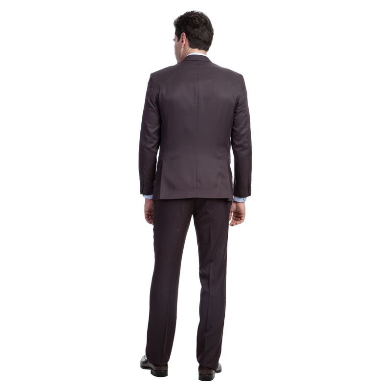 Homem vestindo terno masculino marrom detalhado de costas | Camisaria Colombo
