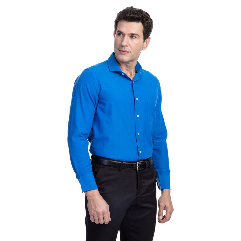 Homem vestindo camisa social masculina azul mar lisa | Camisaria Colombo