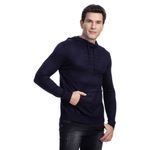 Homem vestindo malha masculina azul marinho lisa com a mão no bolso | Camisaria Colombo